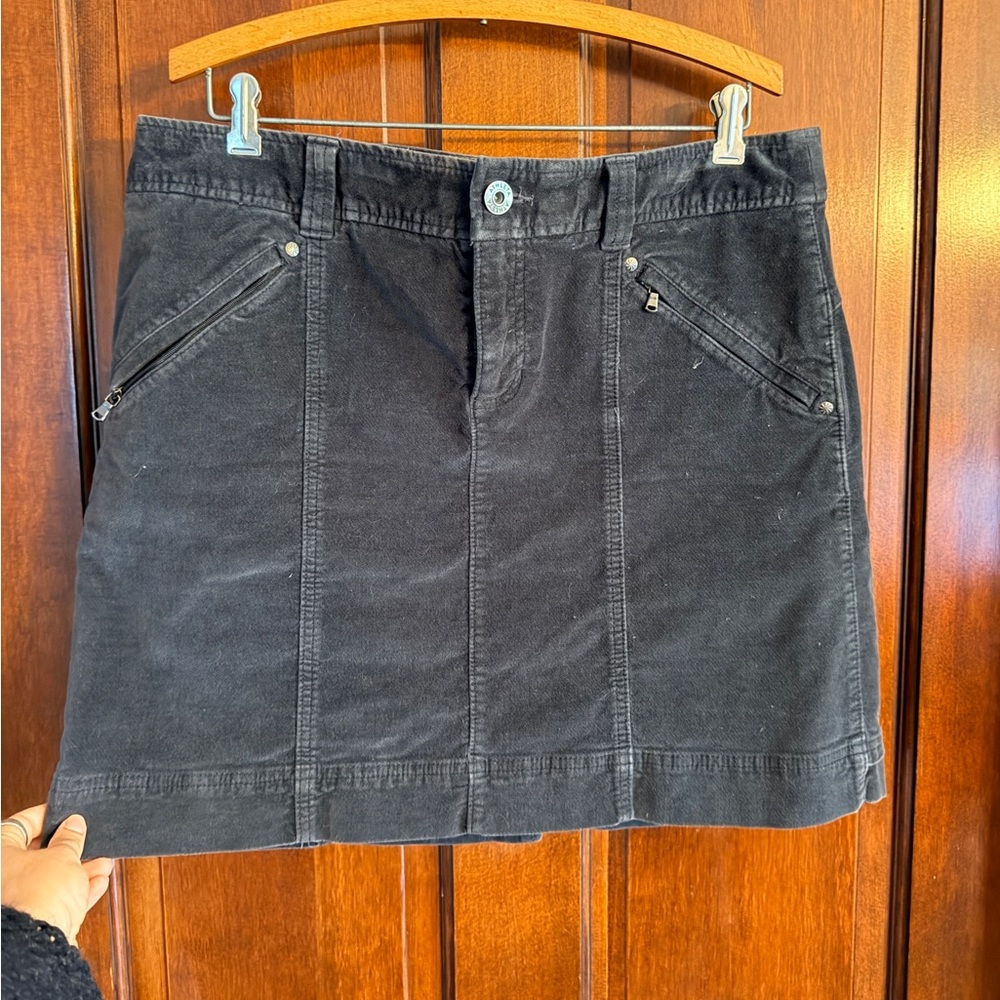 Athleta Skirt Woman’s 12 Velvet Athleisure Casual Outdoor Zip Pockets